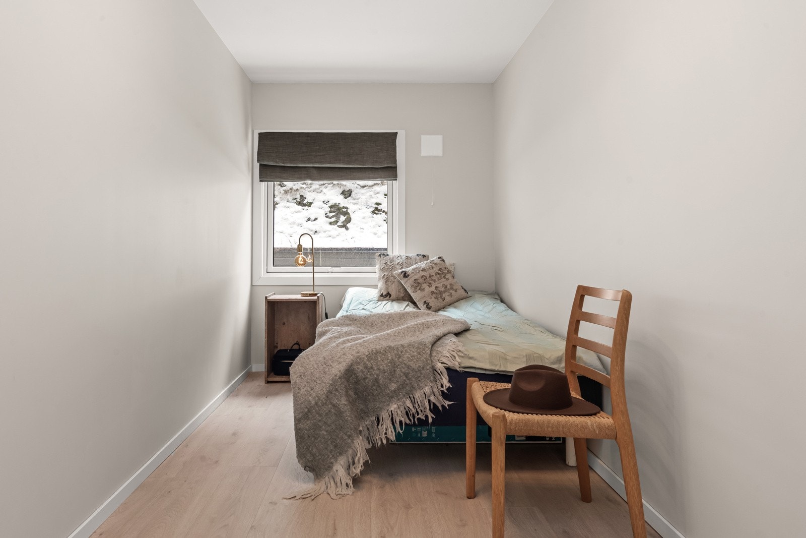 Soverom nr. 2 har også plass til dobbeltseng og nattbord. Galleribilde