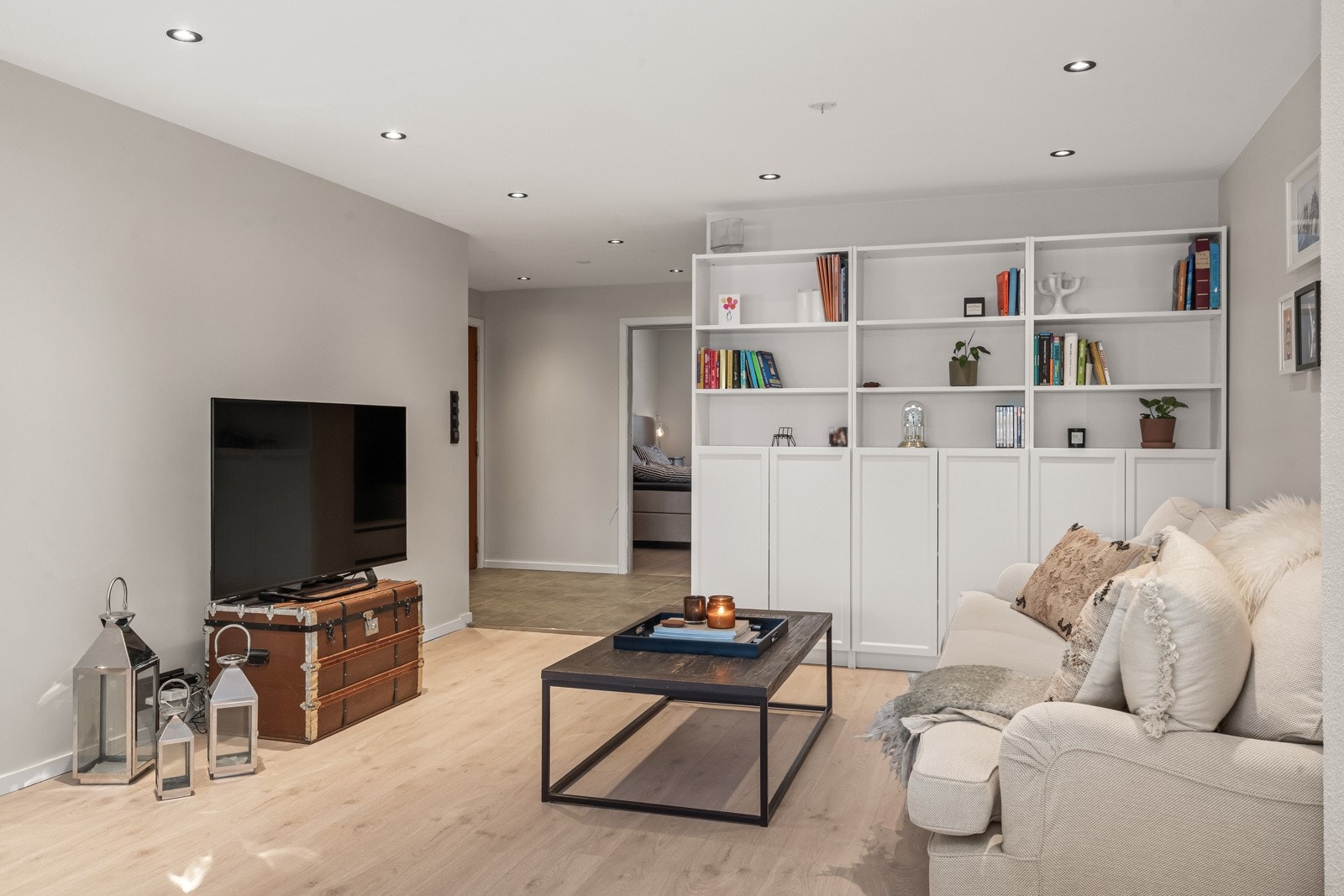 Selger opplyser at det er behagelige varmekabler på gulv i stue, kjøkken, gang og bad. Galleribilde