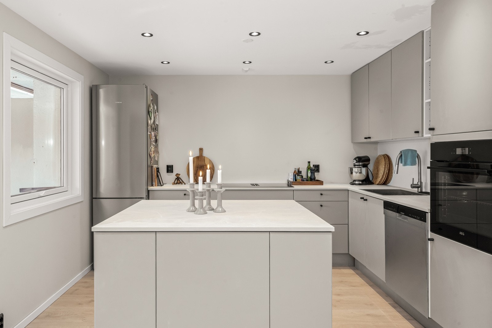 Leiligheten er smakfullt og moderne oppusset i 2023 med nytt bad, nytt kjøkken og oppgraderte overflater. Galleribilde