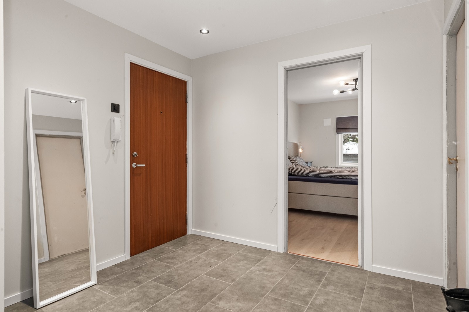 Pent flislagt gang/entré. Galleribilde