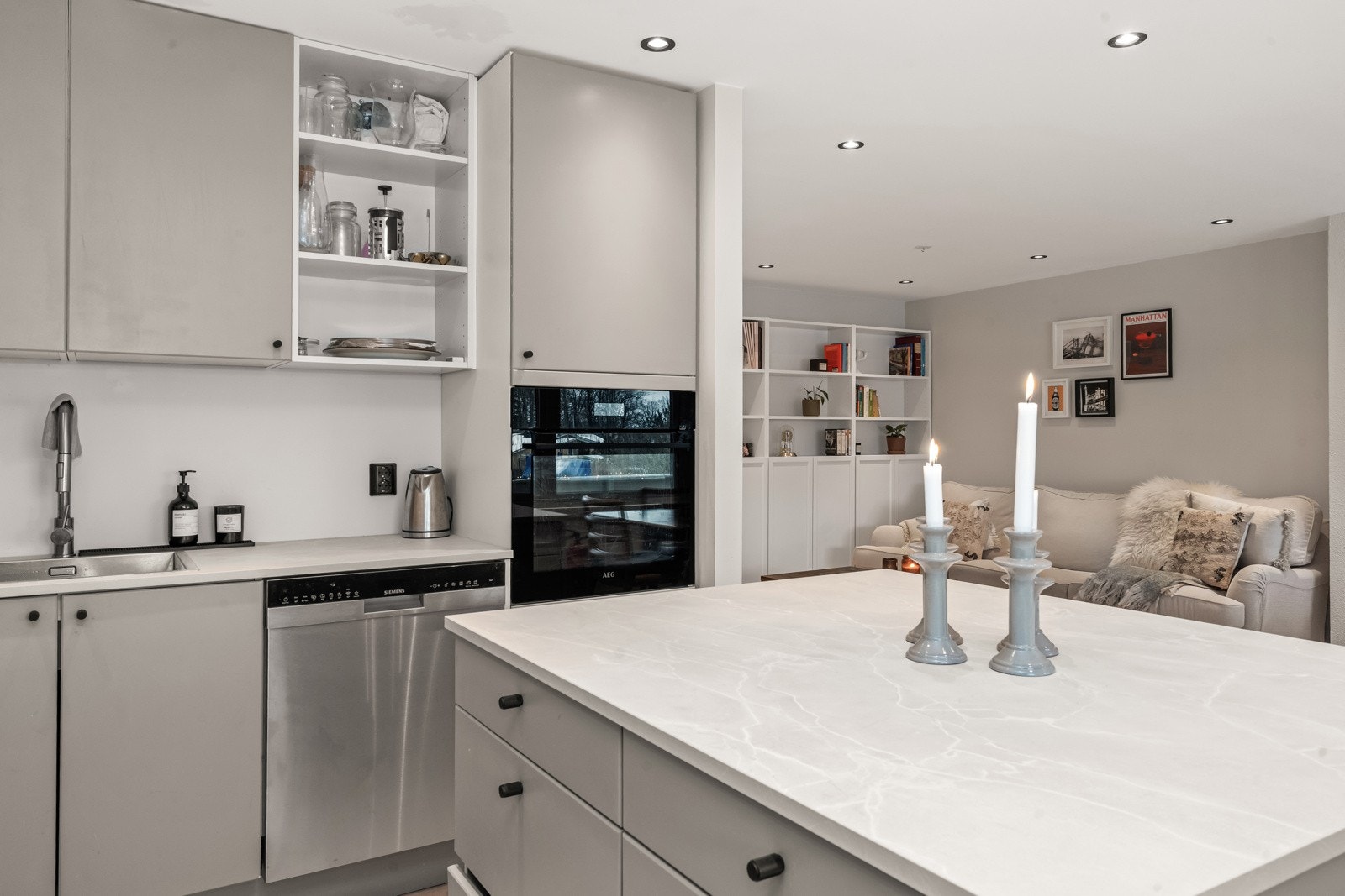 Moderne kjøkken fra HTH med glatte fronter, laminat benkeplate, integrert oppvaskmaskin, komfyr og platetopp m/avtrekk. Galleribilde