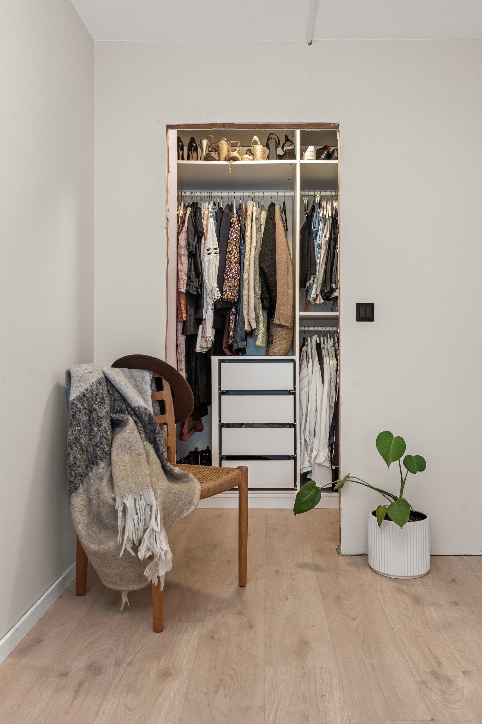 Herfra har man i tillegg inngang til et praktisk walk-in closet, godkjent som bod. Galleribilde