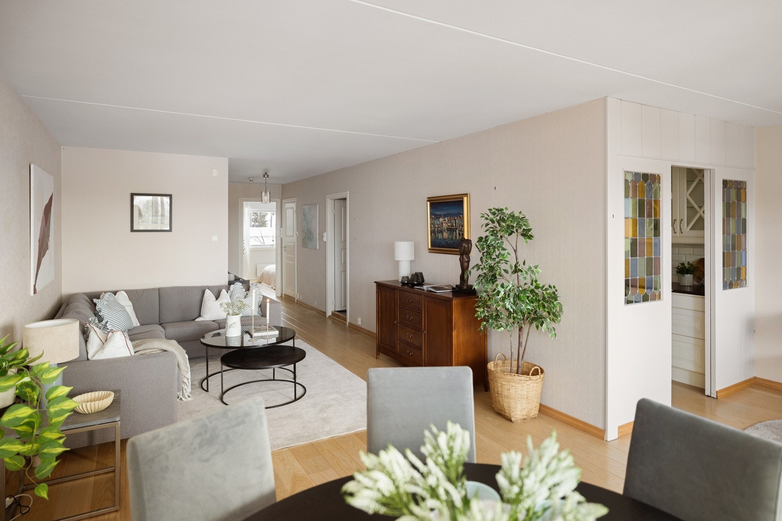 Det er gode møbleringsmuligheter med god plass til sofagruppe, spisebord og annet møblement. Galleribilde