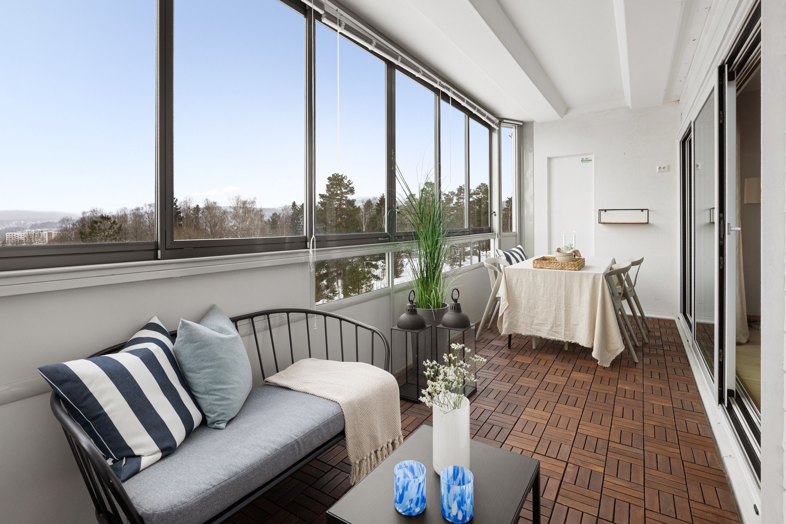 Balkongen er overbygget og innglasset med store glassfelt som kan skyves til siden Galleribilde