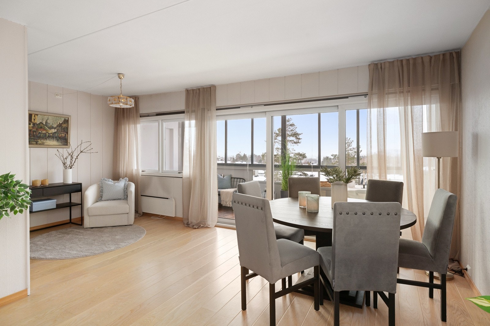 Leiligheten har en gjennomgående planløsning med store vindusflater som slipper inn rikelig med naturlig lys. Galleribilde