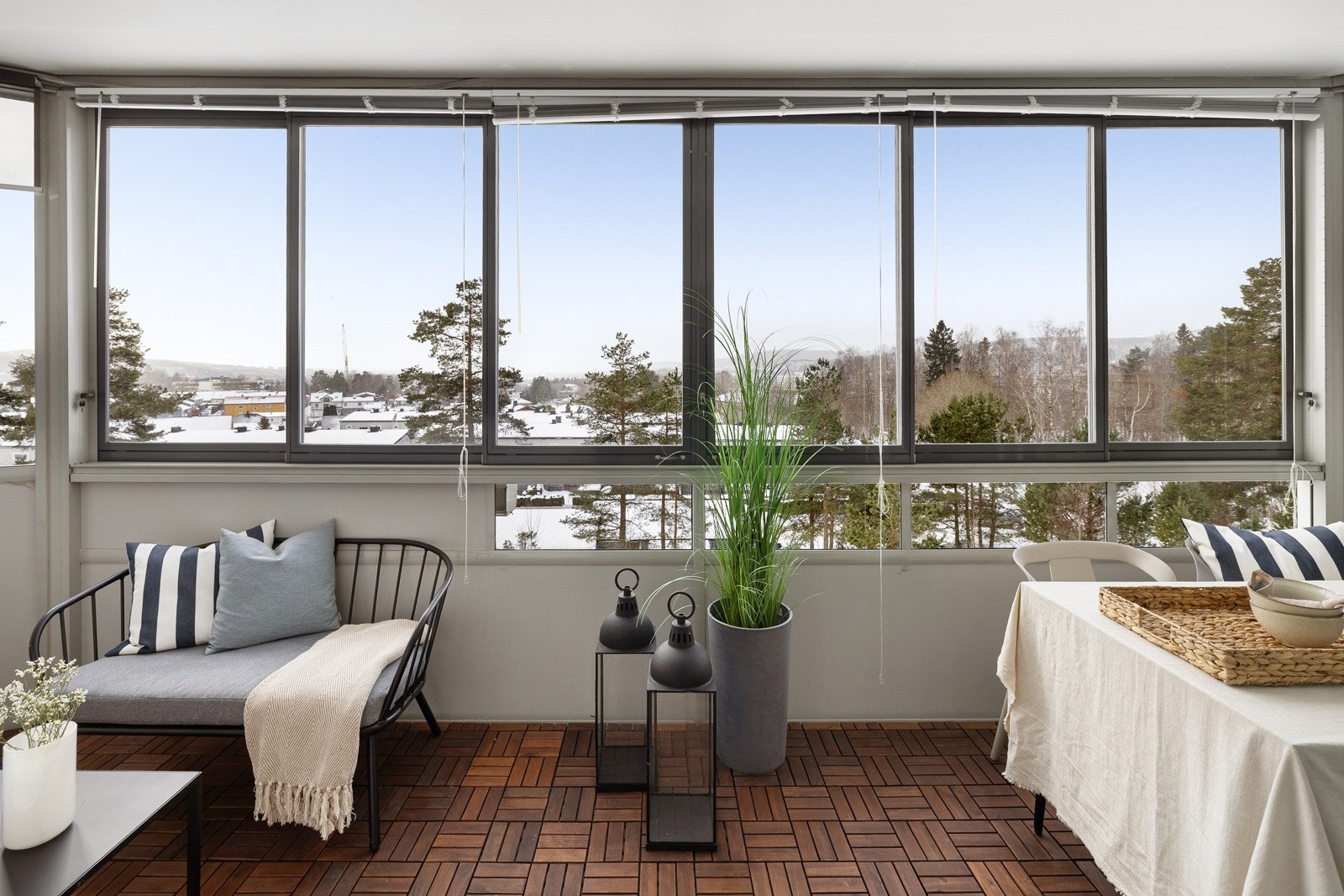 Fra stuen har du utgang til en vestvendt balkong med fin utsikt. Galleribilde