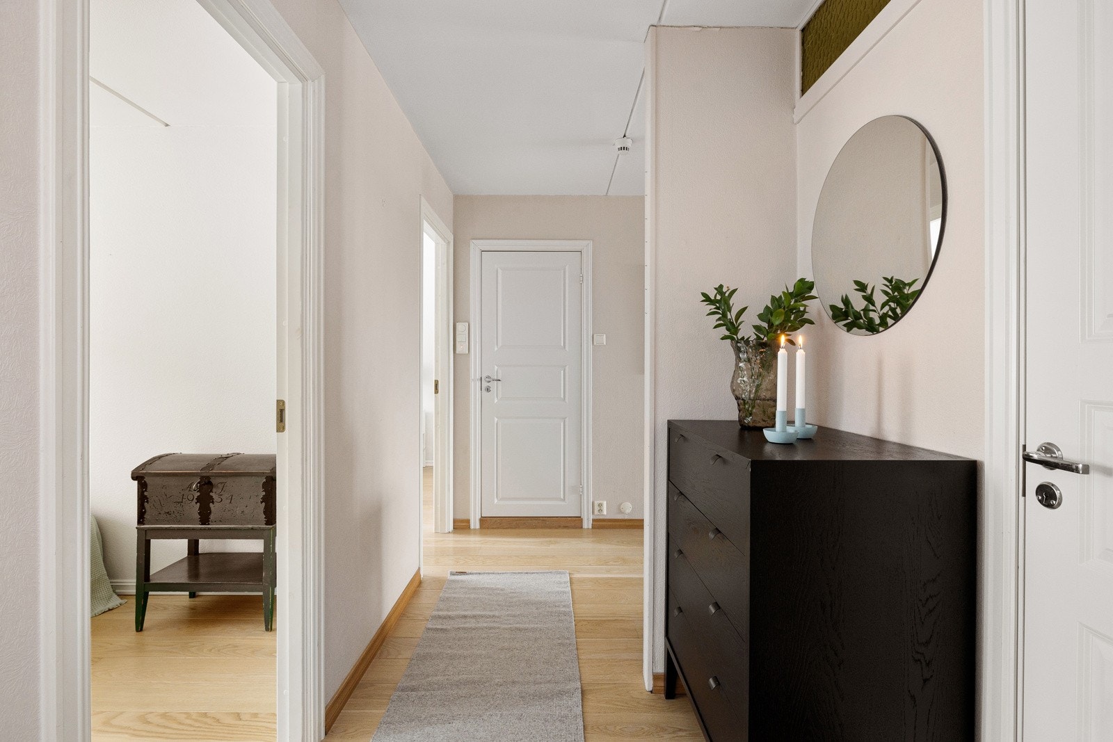 Når du kommer inn i leiligheten, møtes du av en lys og innbydende entré med plass til å henge fra seg yttertøy og sette fra seg sko. Galleribilde