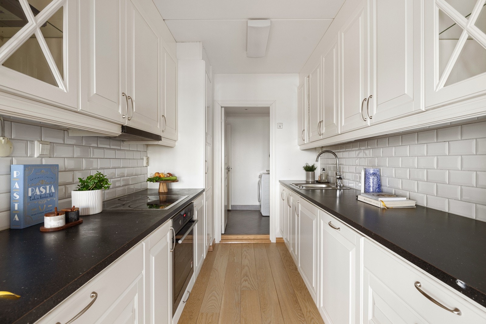 Hvitevarene på kjøkkenet følger med handelen. Galleribilde