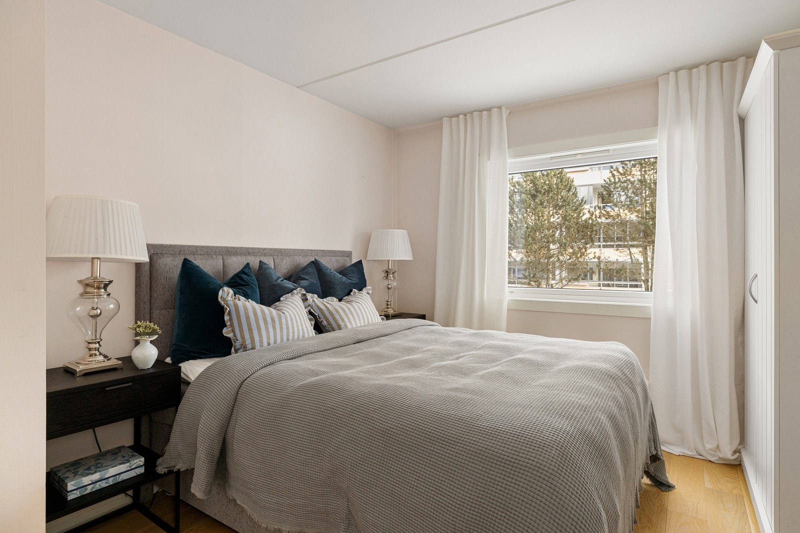 Med tre soverom kan de øvrige brukes som barnerom, gjesterom eller hjemmekontor. Galleribilde