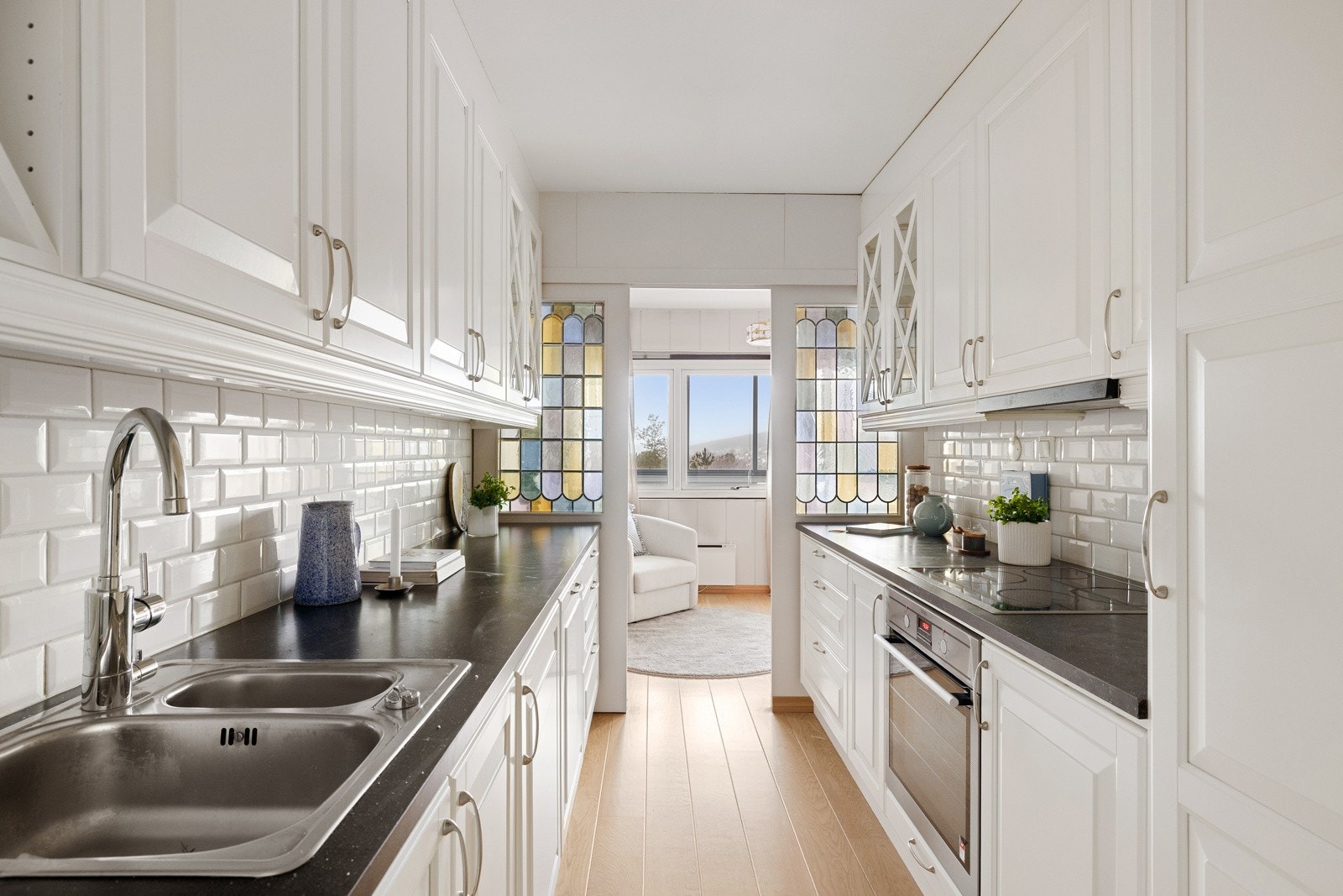 Kjøkkenet ligger adskilt fra stuen og har en innredning med hvite profilerte fronter og laminert benkeplate. Galleribilde