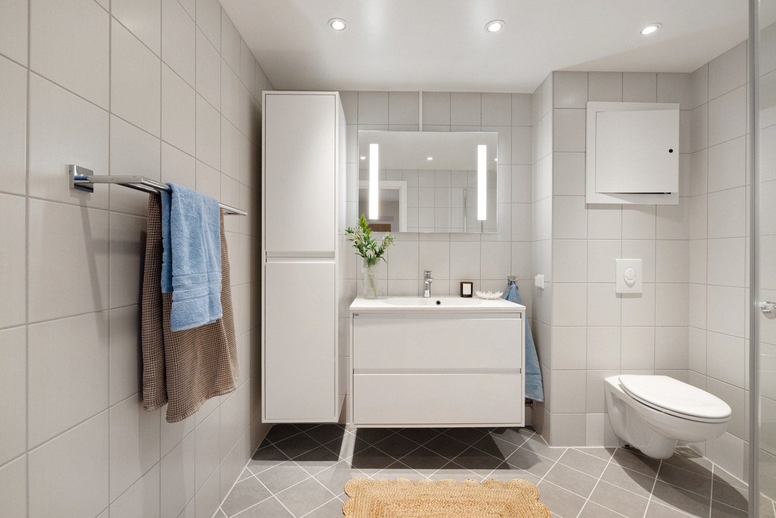 Leiligheten har et pent baderom som ble renovert i regi av borettslaget i 2017. Galleribilde