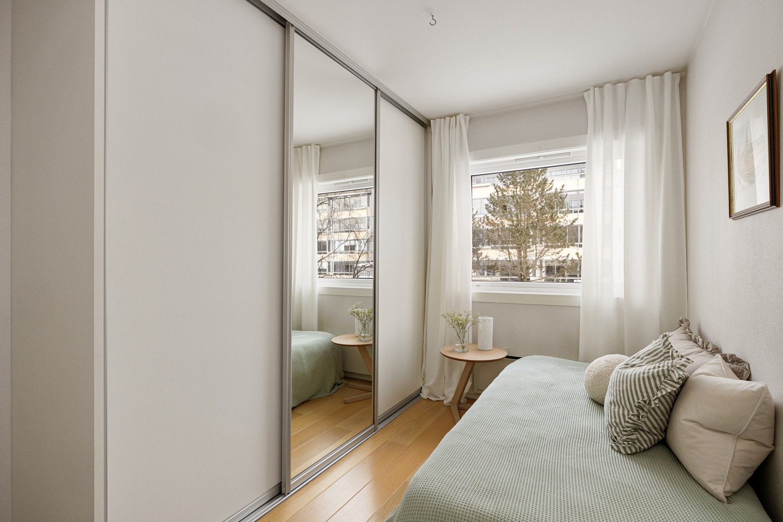 Dette soverommet er innredet med en stor skyvedørsgarderobe som følger handlen. Galleribilde