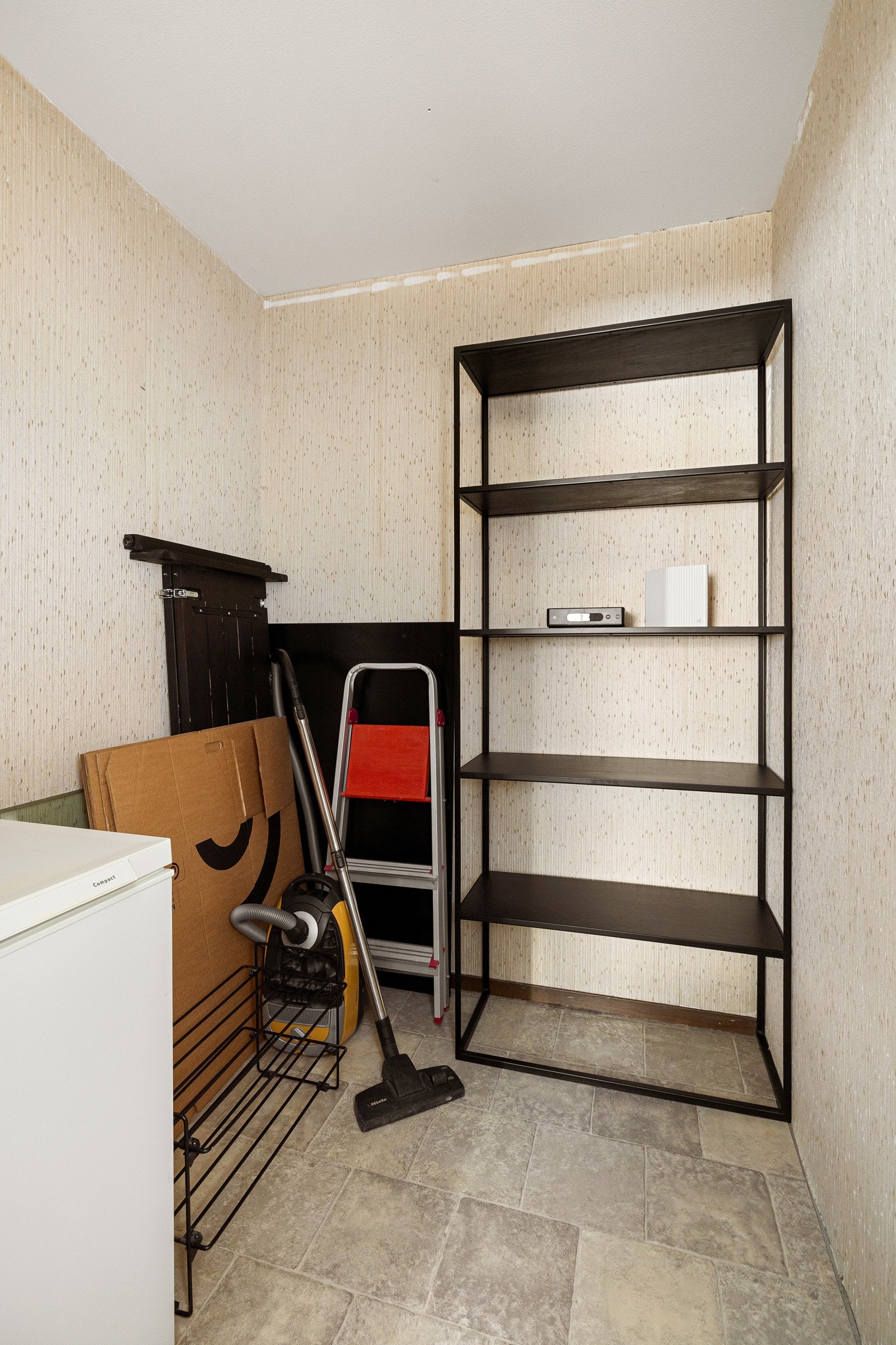 Boligen har praktisk oppbevaring i en innvendig bod som gir ekstra lagringsplass i hverdagen. Galleribilde