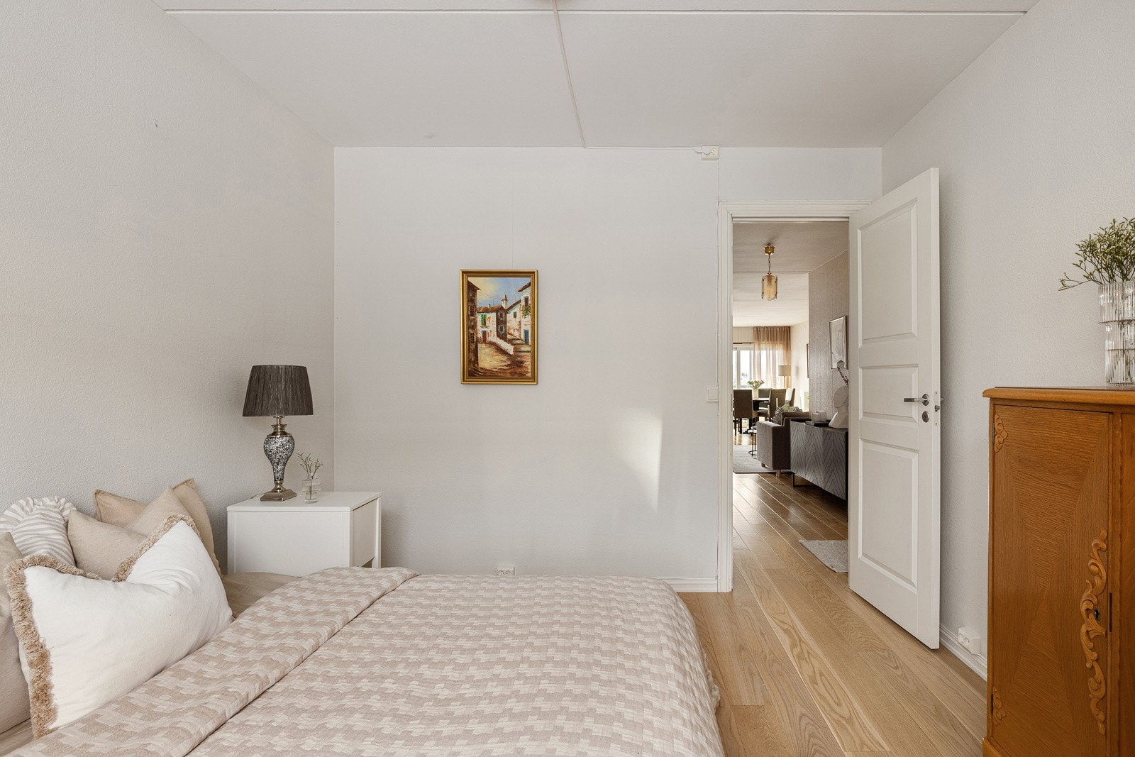 Hovedsoverommet har plass til dobbeltseng, nattbord og annet møblement. Galleribilde