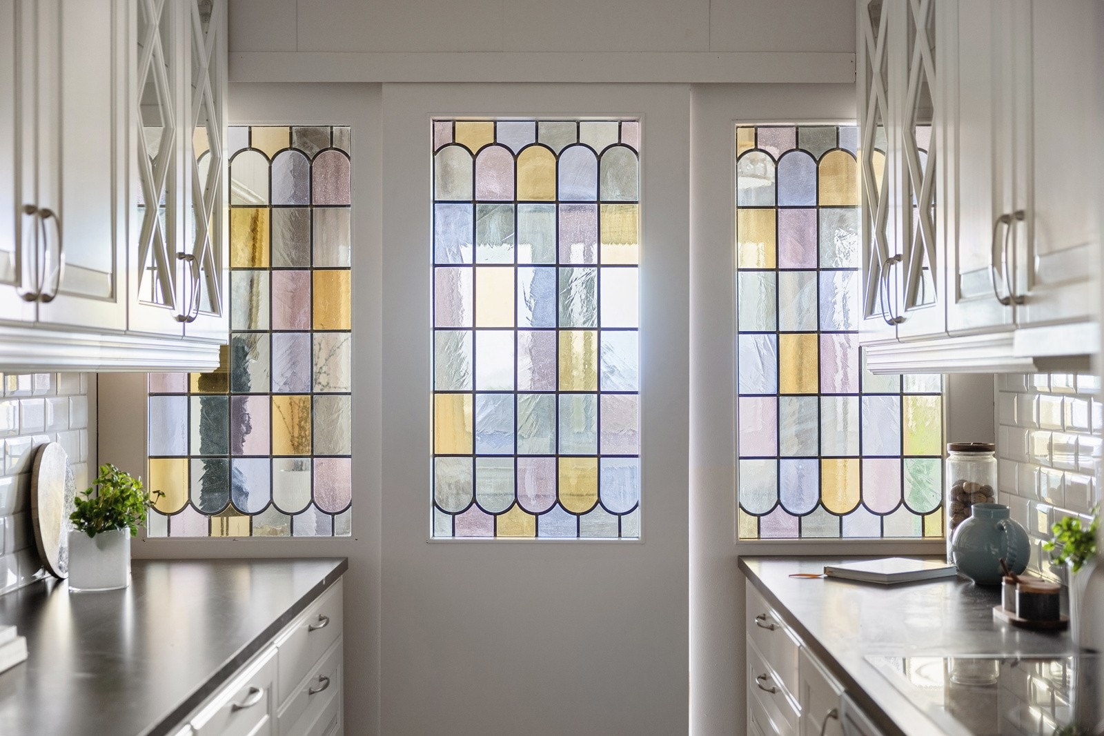 Det er integrert komfyr med nedfelt keramisk platetopp, kjøleskap og oppvaskmaskin. Galleribilde