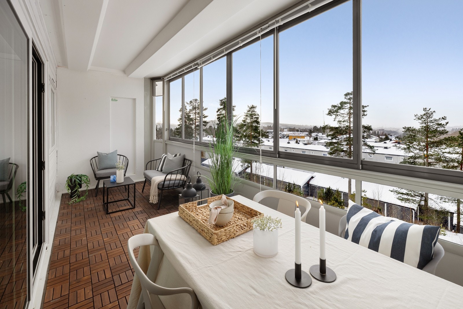 Balkongen er på ca. 12m² og har du god plass til sittegruppe etter eget ønske og behov. Galleribilde