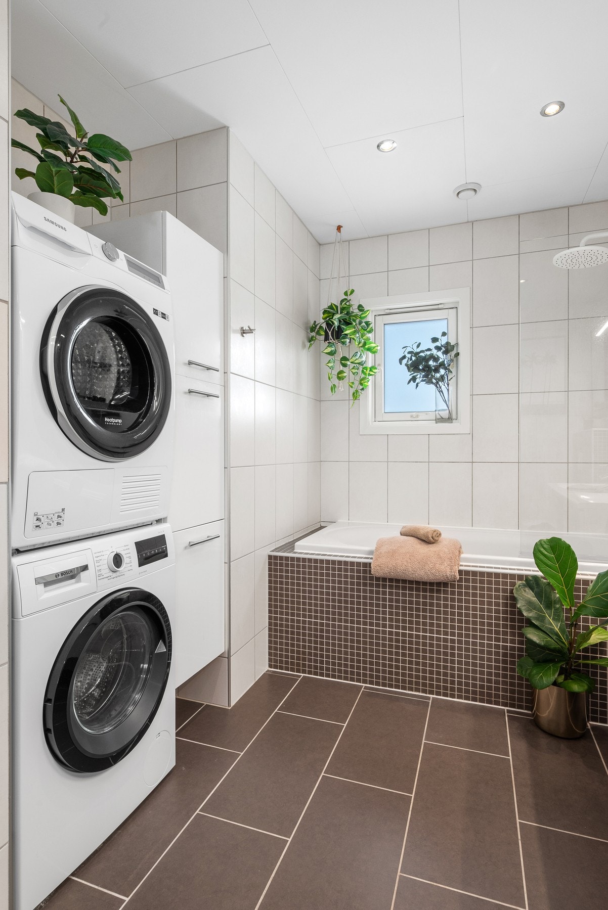 Varme i gulv og opplegg til vaskemaskin og tørketrommel. Galleribilde