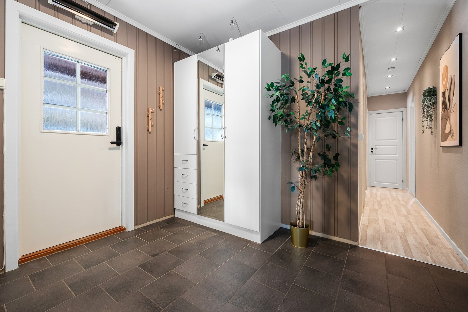 Gang mot soveromsfløyen. Galleribilde