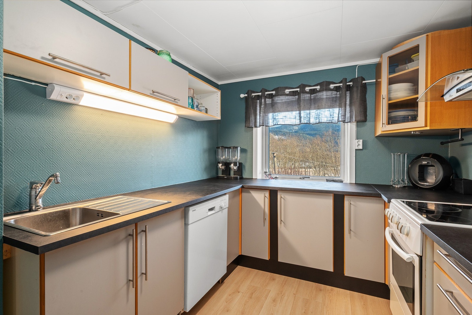 Kjøkkenet ligger adskilt fra stuen og er på ca 8 kvm. Kjøkkeninnredningen er fra HTH. Galleribilde