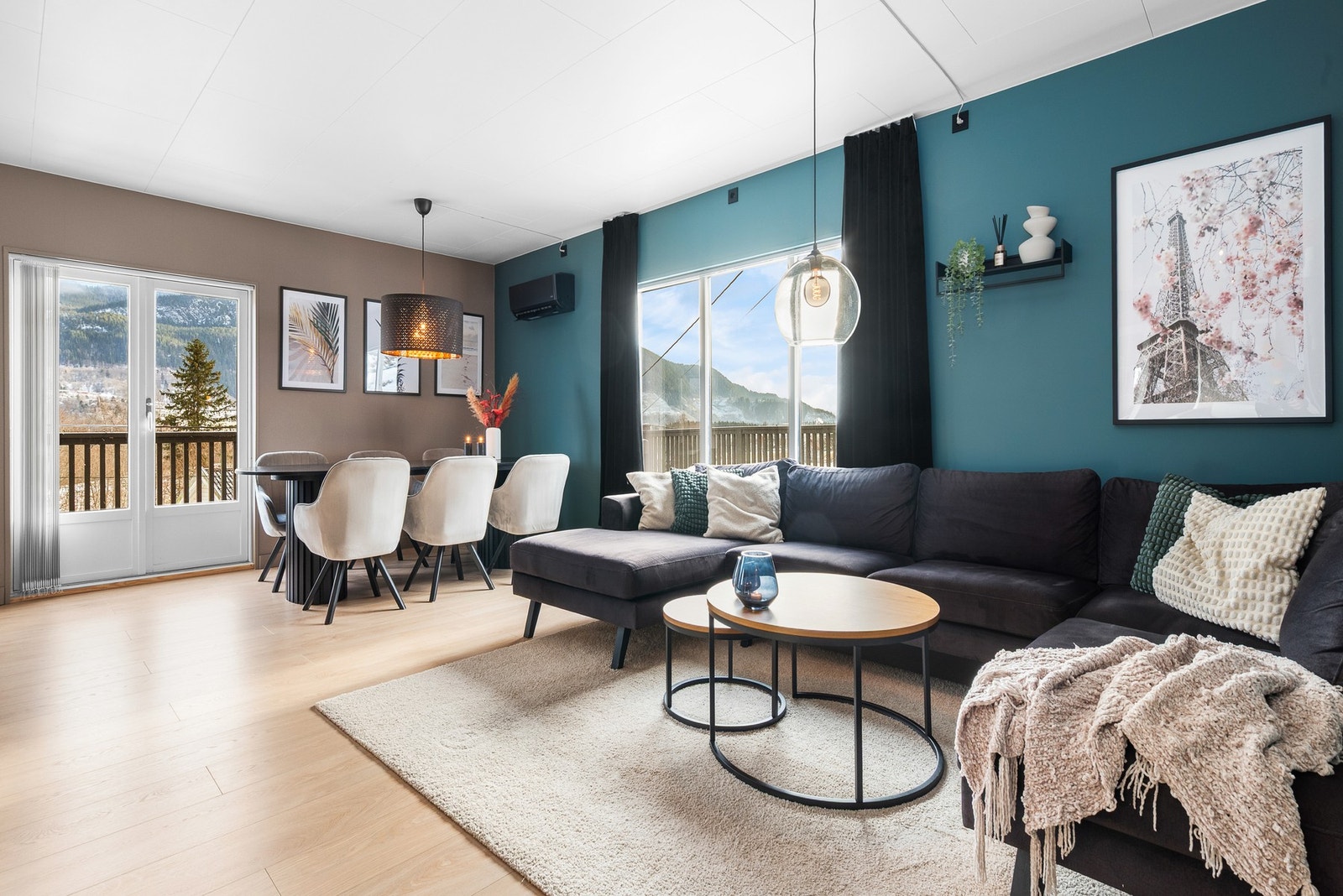 Stue og kjøkken i en åpen løsning på ca 45 kvm. Galleribilde