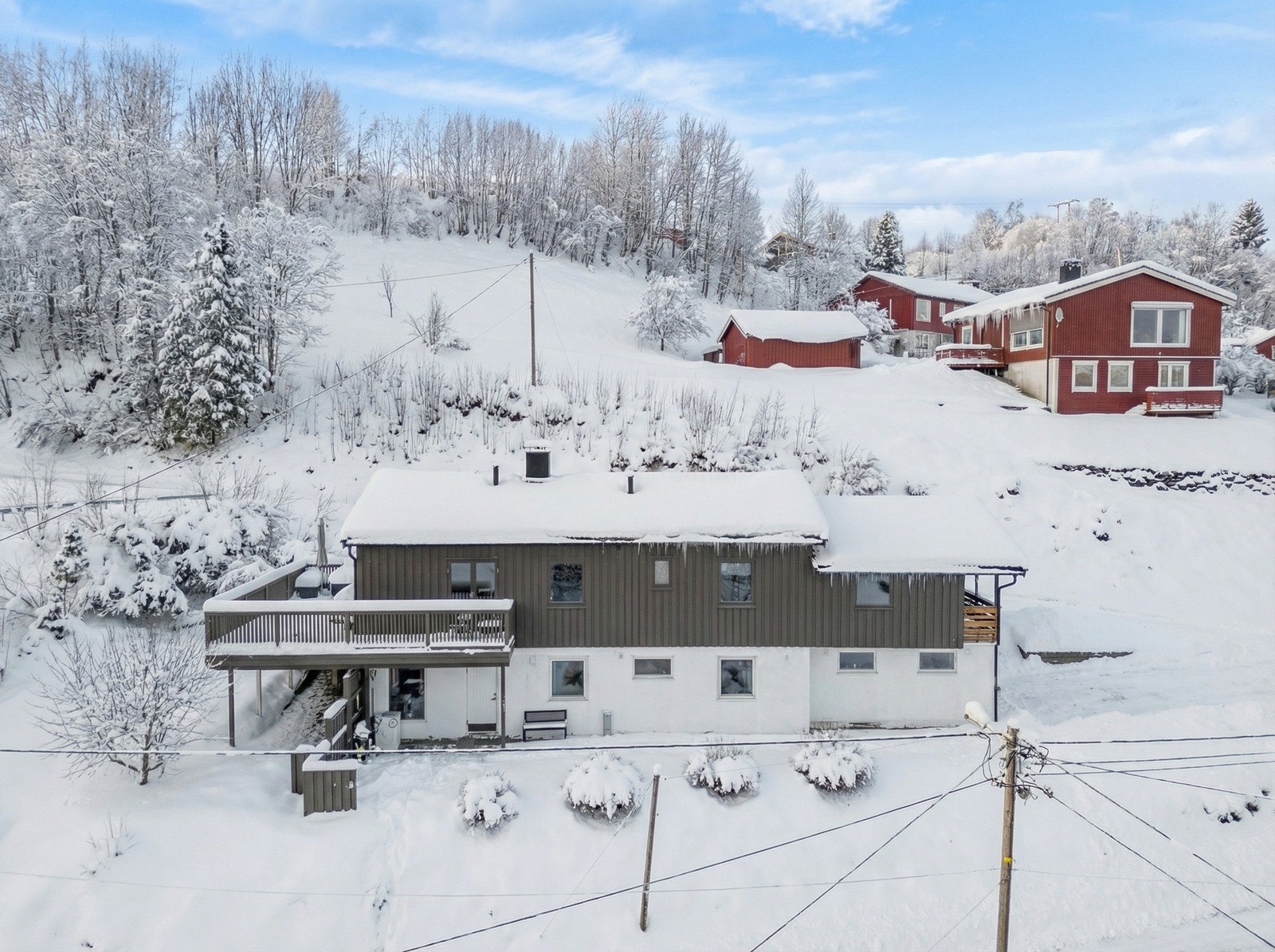 Dette er en flott og innholdsrik enebolig oppført i en etasje over sokkel. Galleribilde