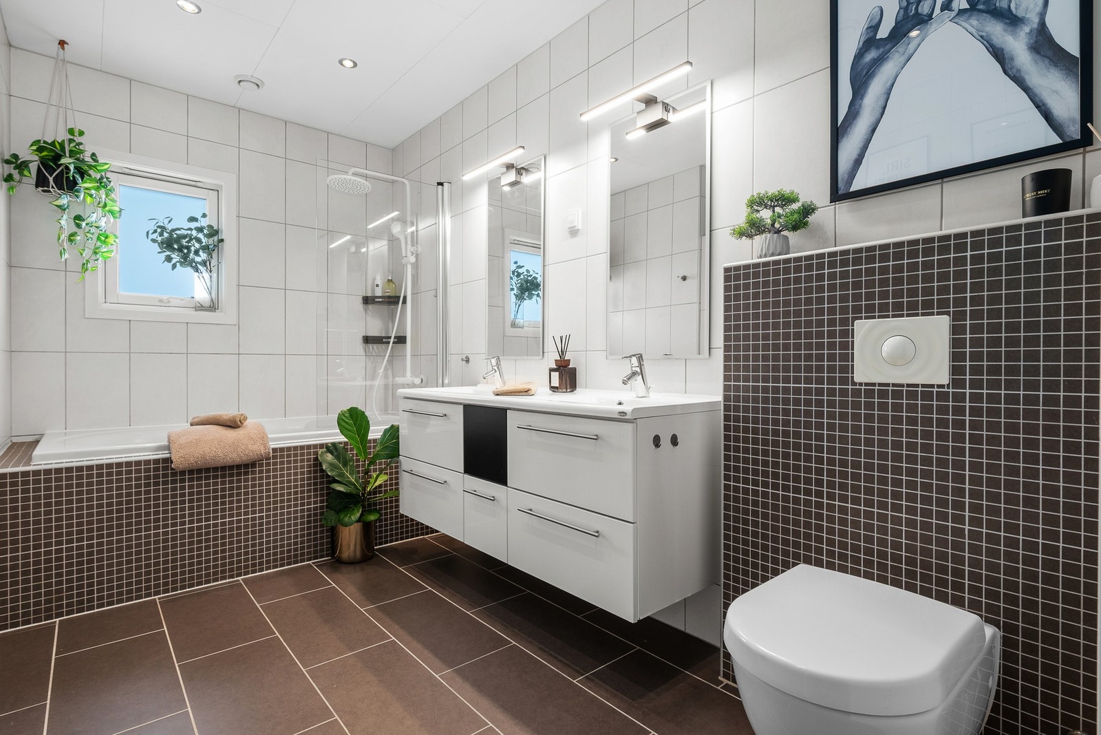 Bad i hovedetasjen er på 7,6 kvm og fremstår moderne. Galleribilde