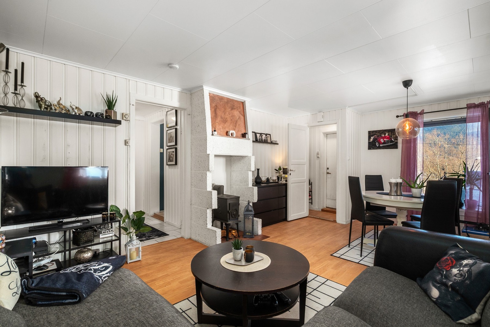 Stuen er på 22,5 kvm og har plass til både sofagruppe og spiseplass. Vedfyring. Galleribilde