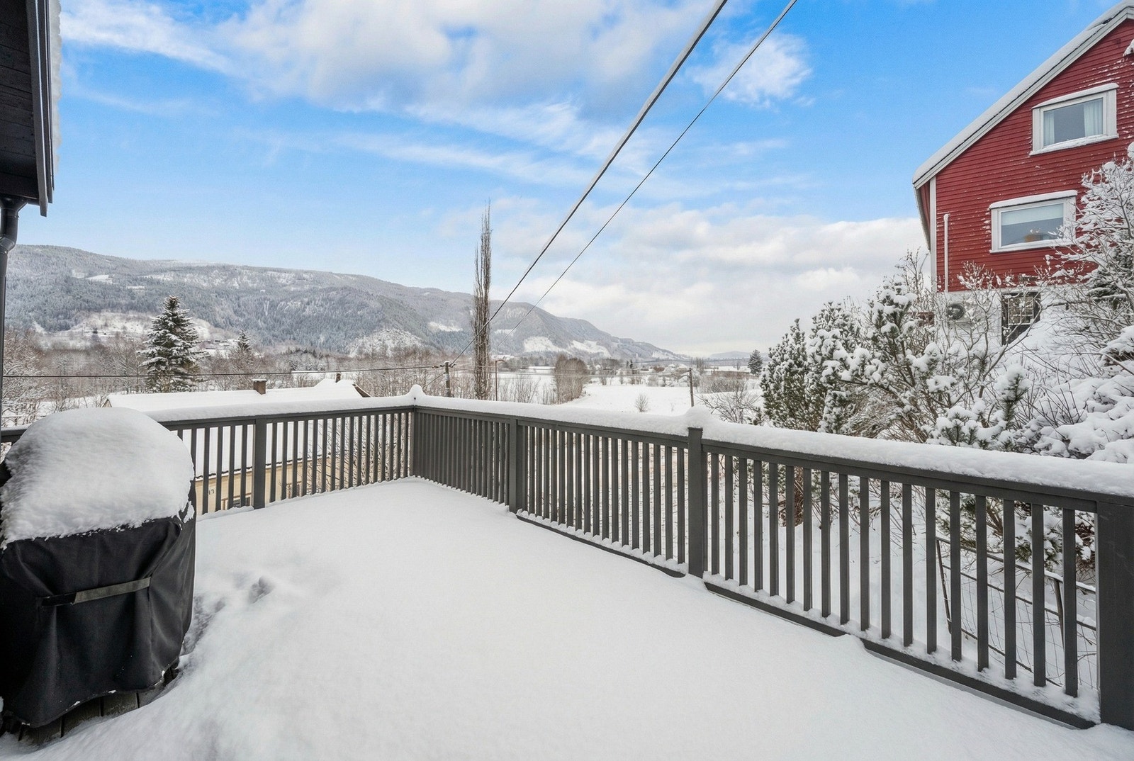 Eiendommen har en stor, sørvendt terrasse med gode solforhold. Galleribilde