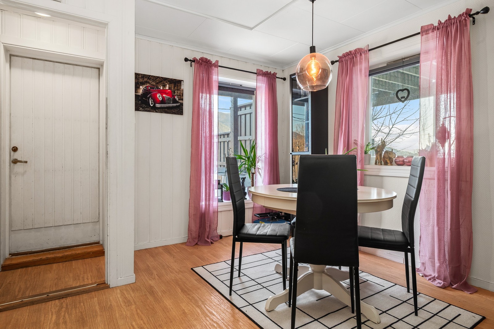 Velkommen inn i sokkelleiligheten. Vindfang og deler av stuen. Galleribilde