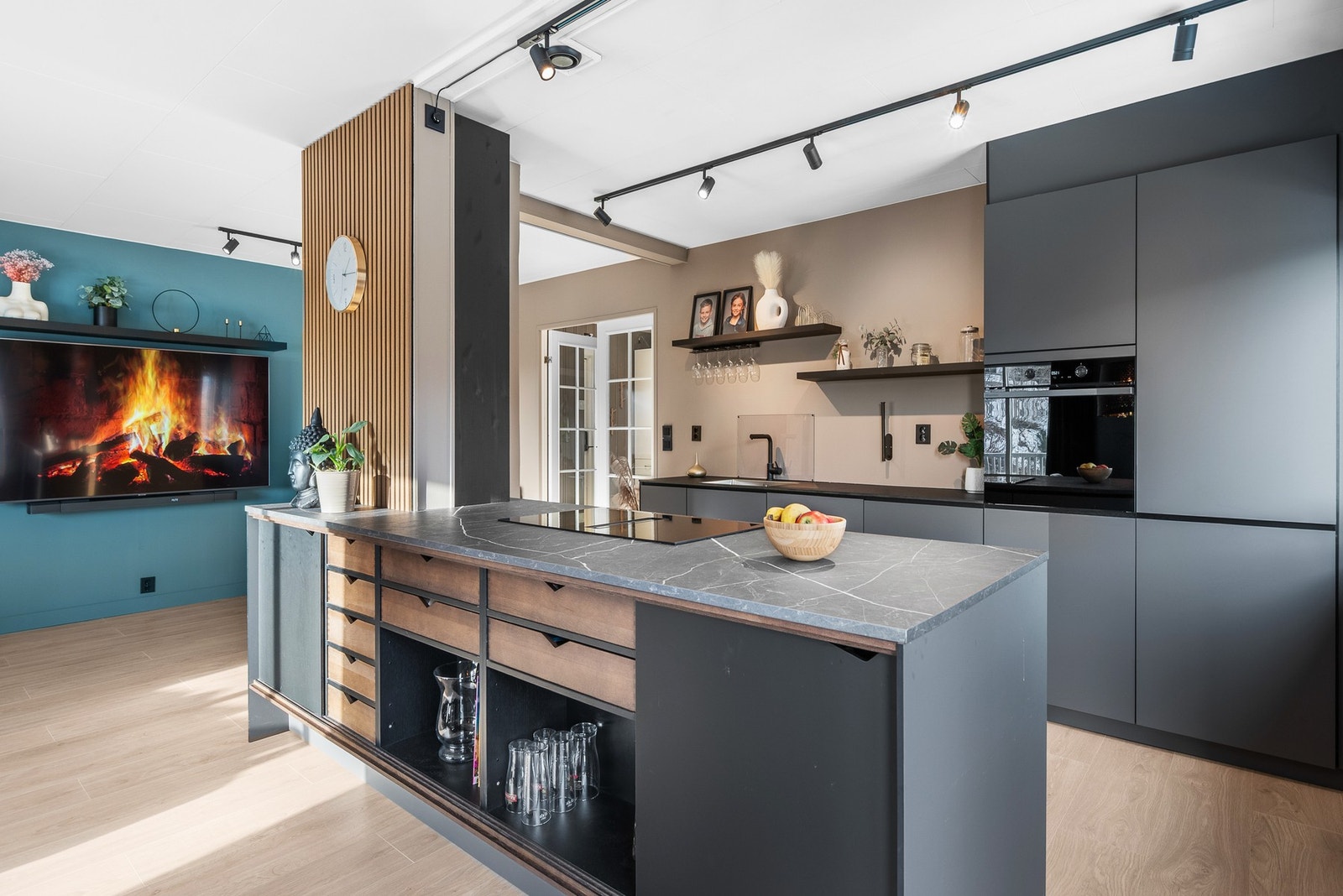 Kjøkkenet har mange gjennomtenkte og moderne løsninger. Galleribilde