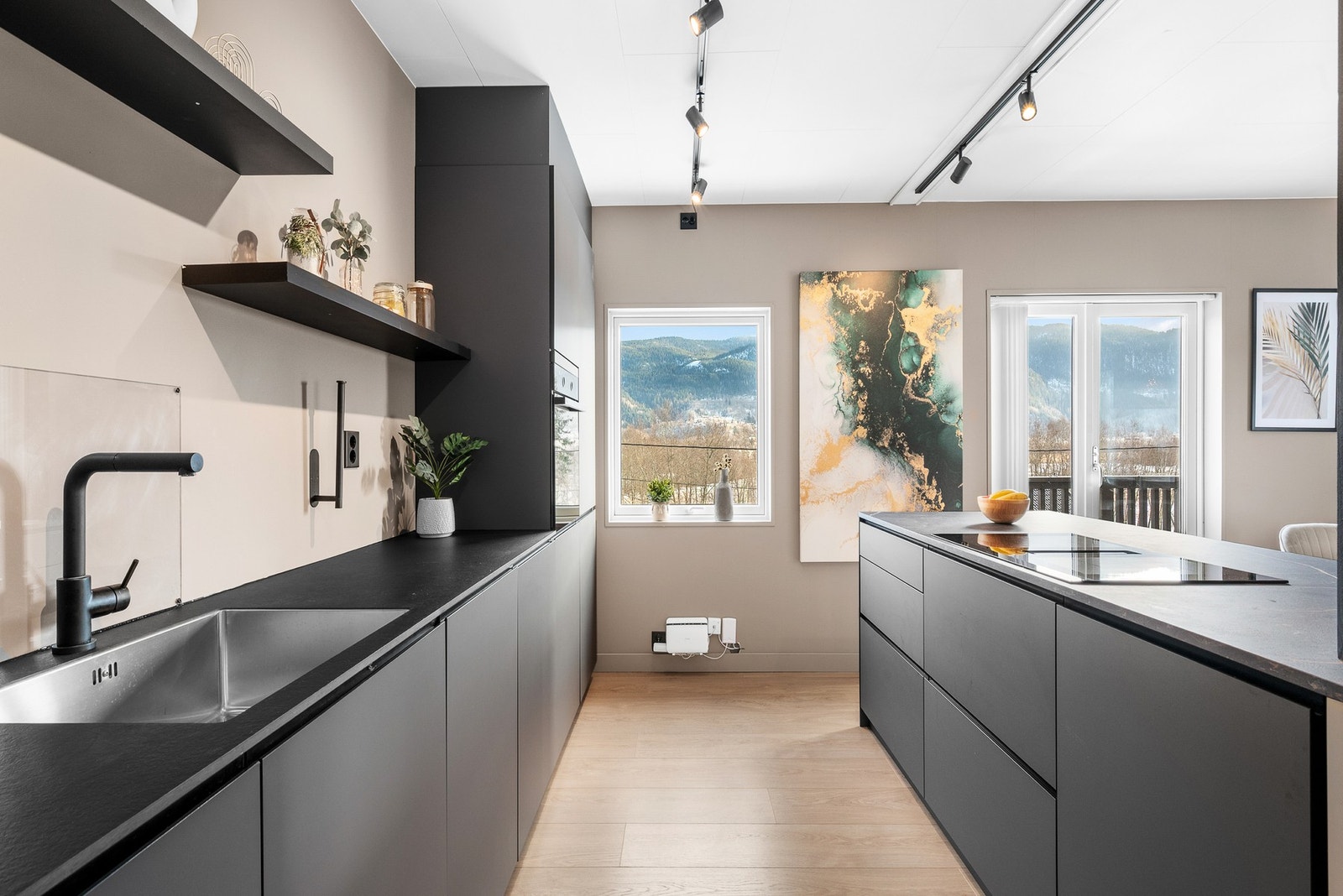 Rikelig med skap- og benkeplass. Galleribilde