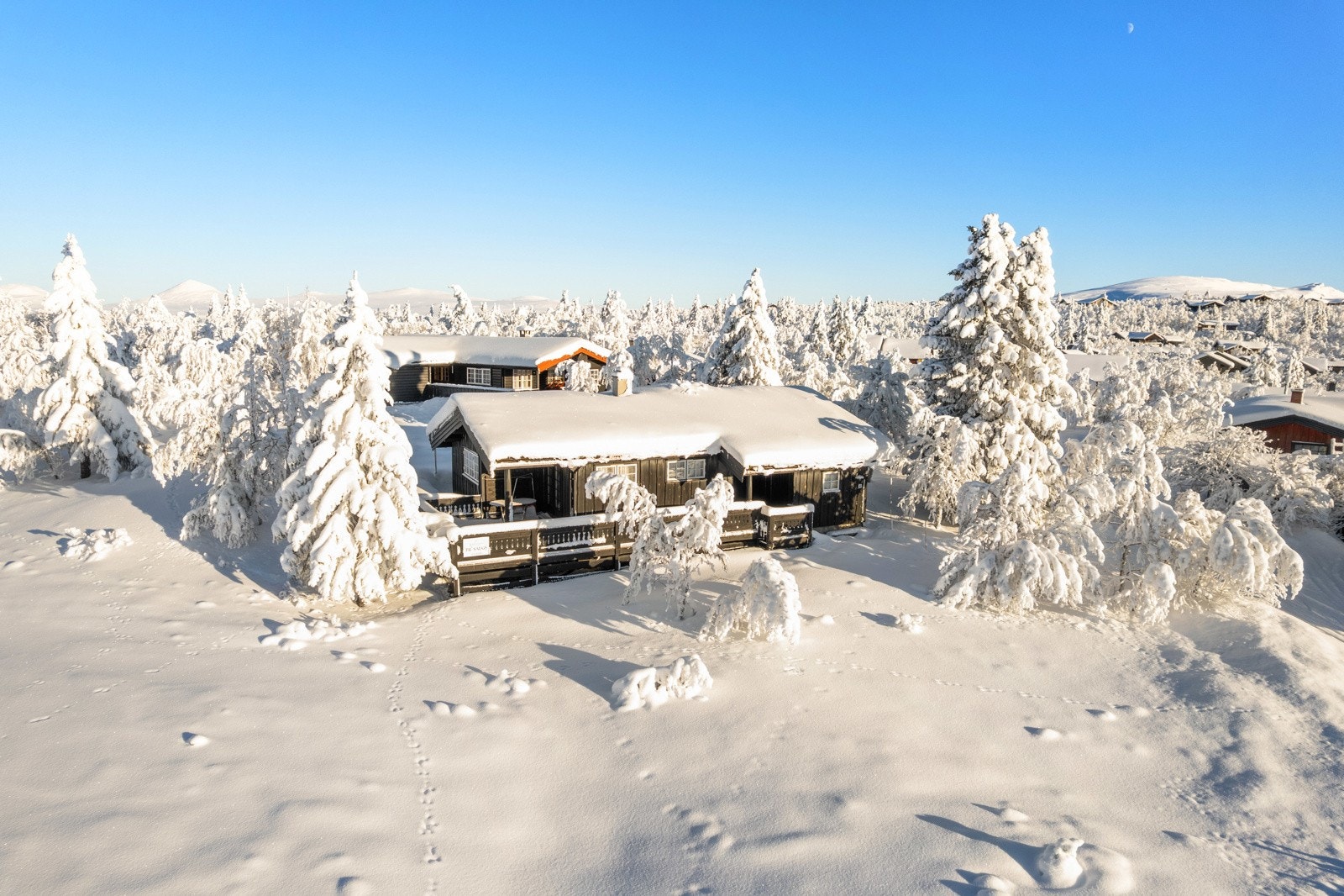 PrivatMegleren Lillehammer v/Pernille Enger Lunn har gleden av å presentere denne sjarmerende og fine hytta på Gulltjønn på Venabgygdsfjellet! Galleribilde
