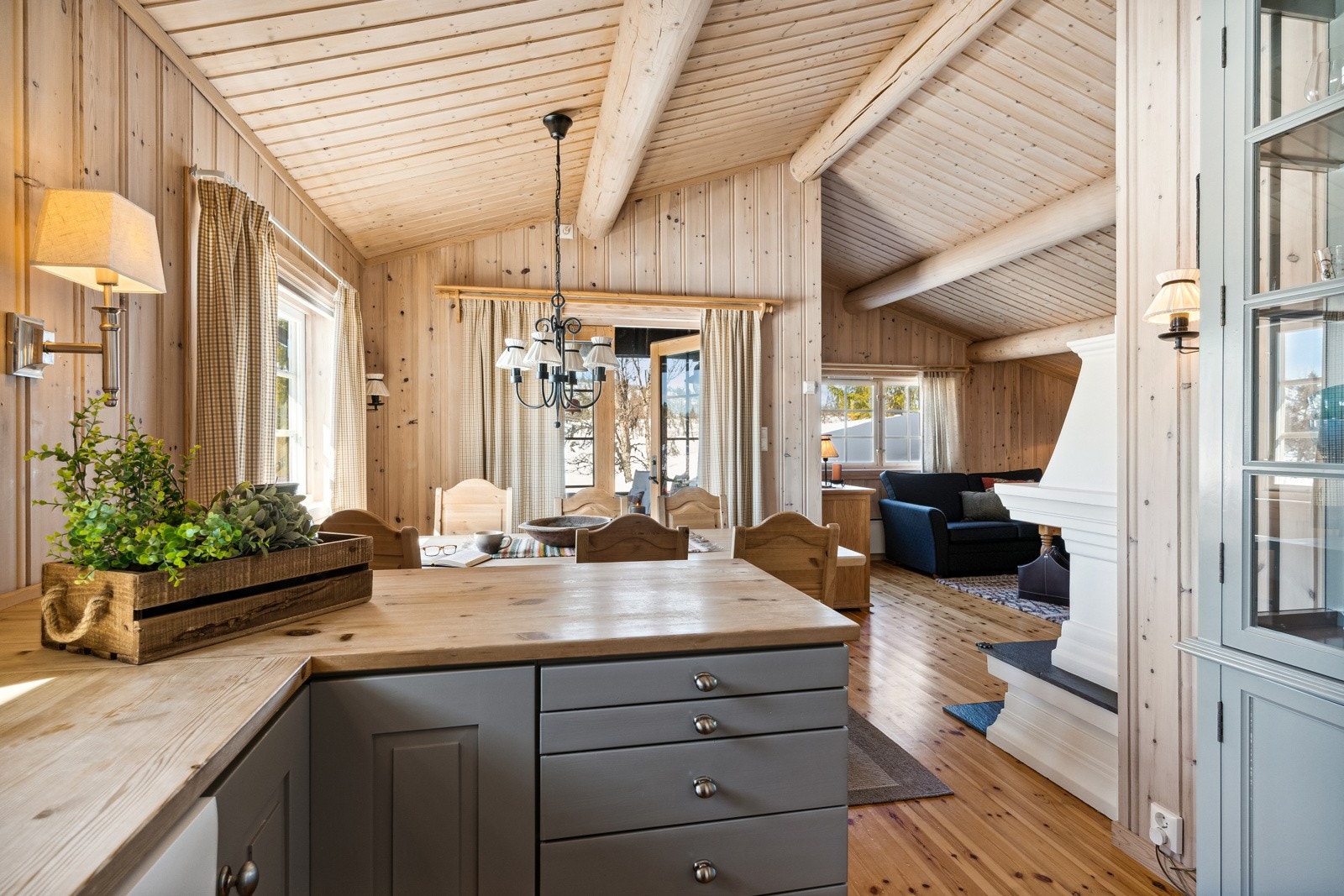 Benkeplaten er i heltre, og tilbyr en solid arbeidsflate. Galleribilde