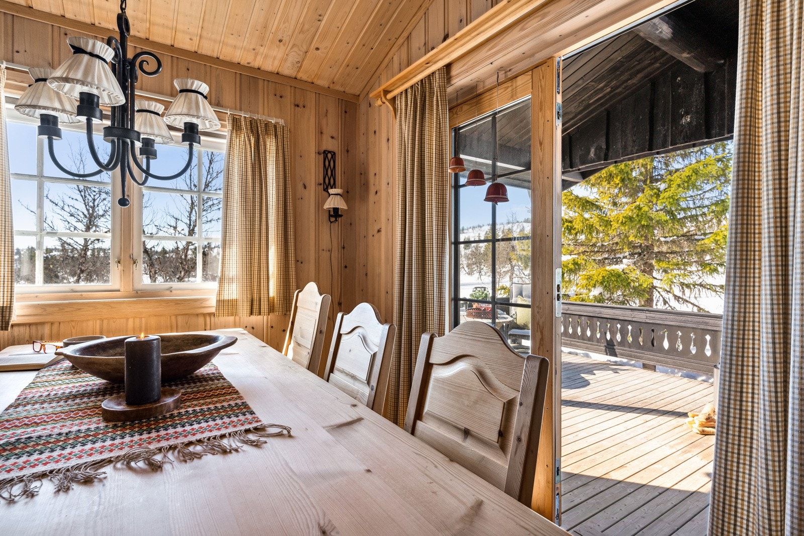 Fra stua har du tilgang til en stor terrasse på 34 kvm. Galleribilde