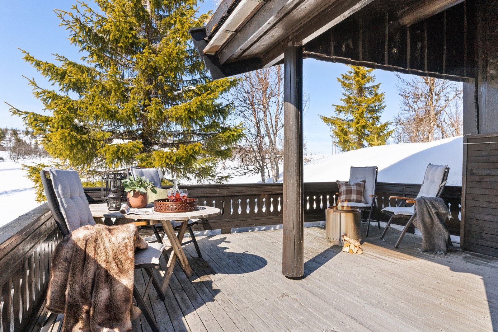 Taket over terrassen gir ly for vær og vind og forlenger bruken av uteplassen. Galleribilde