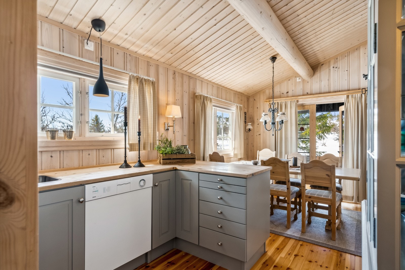 På kjøkkenet er det plass til en integrert oppvaskmaskin, samt frittstående komfyr og kjøleskap. Galleribilde