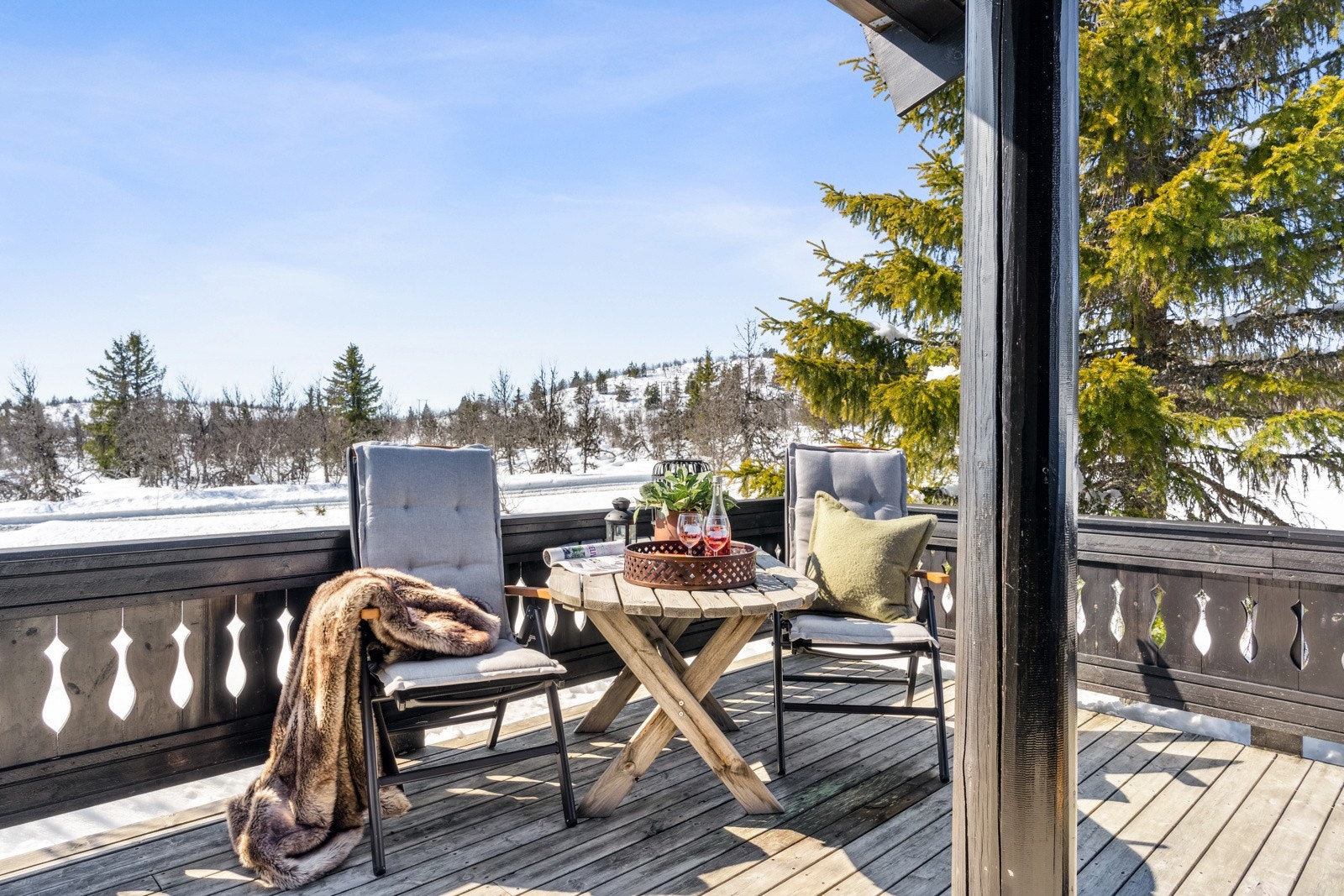 Her kan du nyte den friske fjelluften - omringet av vakker fjellnatur og herlig utsikt over omkringliggende landskap. Galleribilde