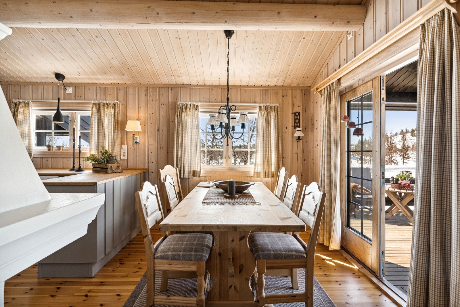 I stua/spisestua er det plass til et spisebord med plass til flere gjester. Galleribilde