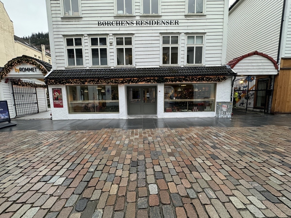 Kong Oscars Gate 26A. Pepperkakebyen på gateplan. Leiligheten ligger i byggets 4 etasje( toppetg/loft) Galleribilde