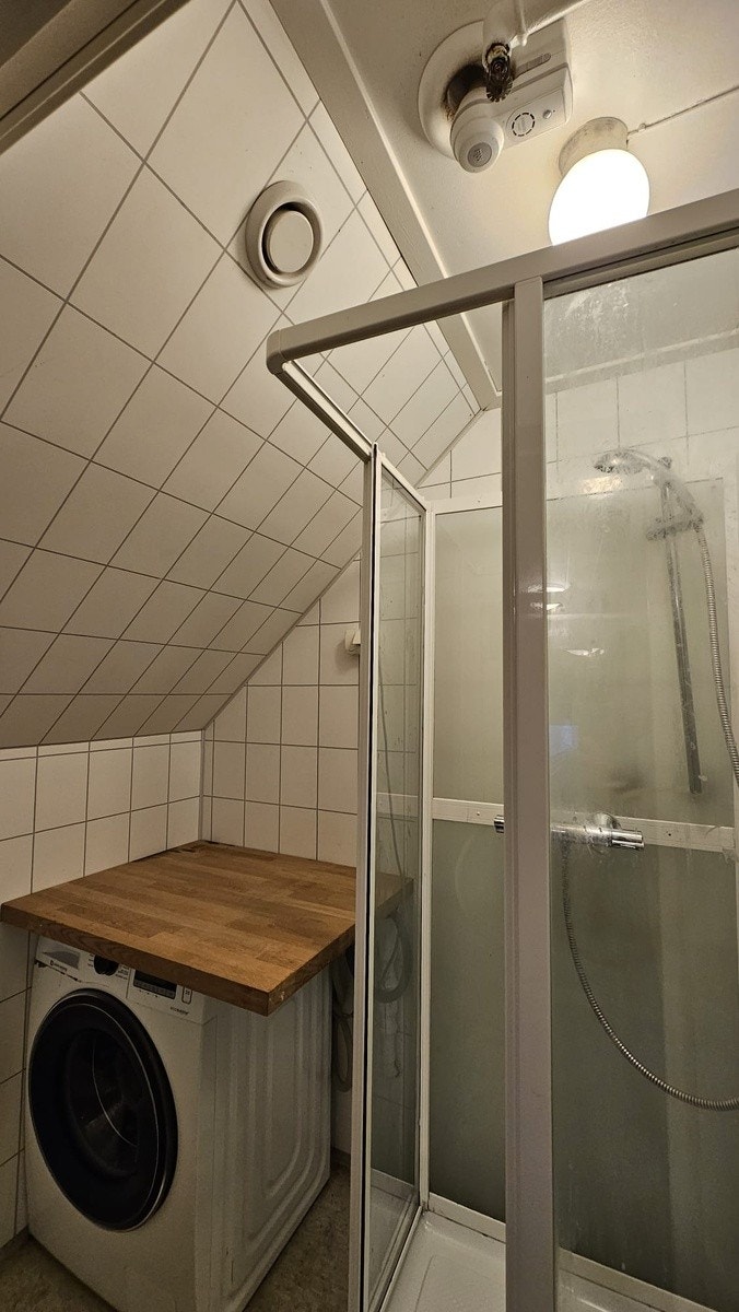 Dusjbad , vask/tørk kombi maskin vil bli installert. Galleribilde