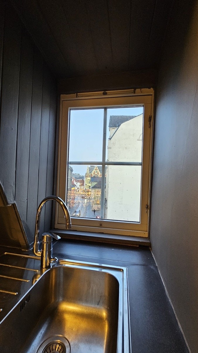 Kjøkken med utsikt ned Kong Oscars Gate mot Vågen Galleribilde