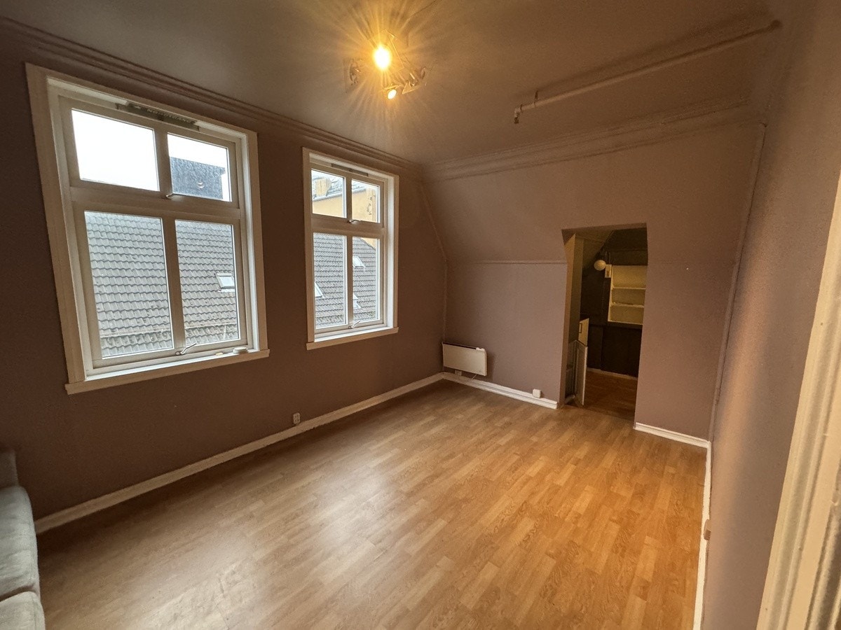 Stue m/inngang kjøkken. Stuen er nå nymalt i lyse farger. Galleribilde