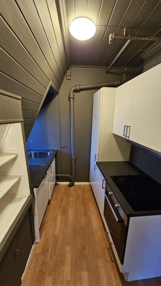 Praktisk kjøkken med hyggelig utsikt og rikelig med oppbevarings plass Galleribilde