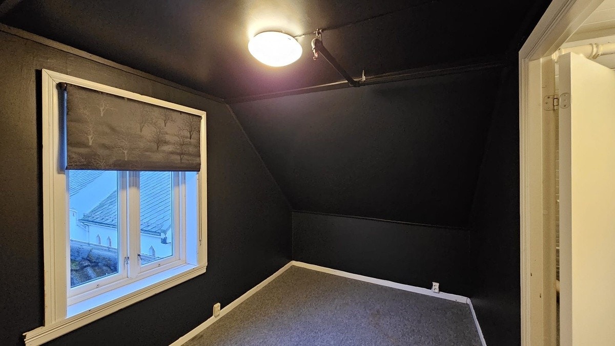 Soverom nymalt. Galleribilde