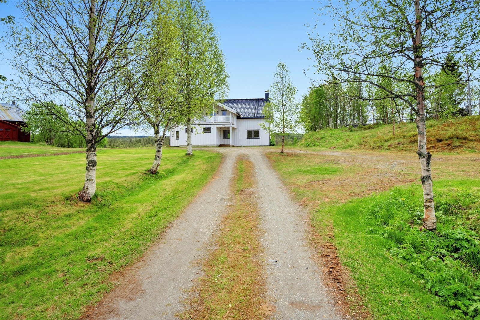 Eiendommen ligger idyllisk til i Graneisbygda - i den nordre delen av Etnedal kommune - med sydvendt beliggenhet og flott utsikt. Galleribilde
