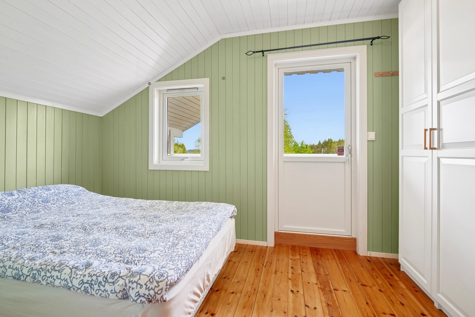 Ett av soverommene i andre etasje har utgang til en nordvendt balkong på ca. 10 kvm. Galleribilde