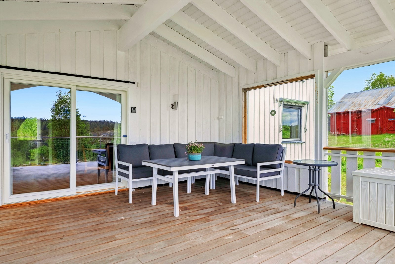 Verandaen måler ca. 25 kvm og vender sørøst. Galleribilde