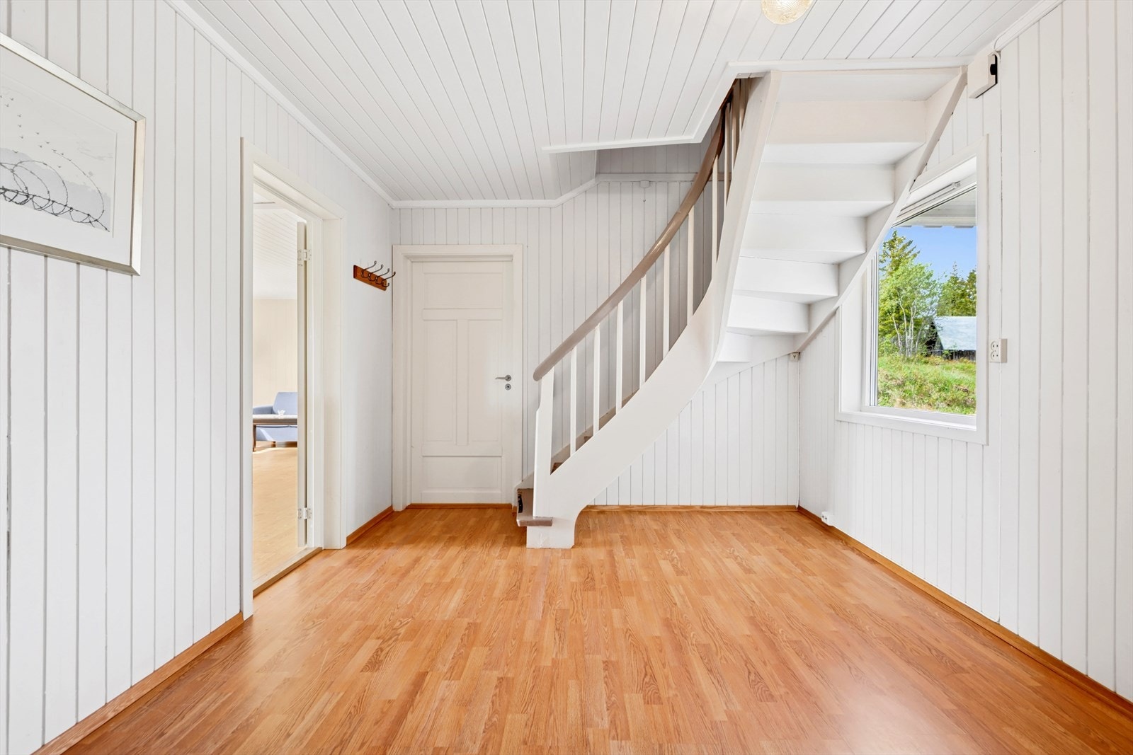 Gulv i eneboligen består av heltre, belegg, laminat, fliser og betong. Galleribilde