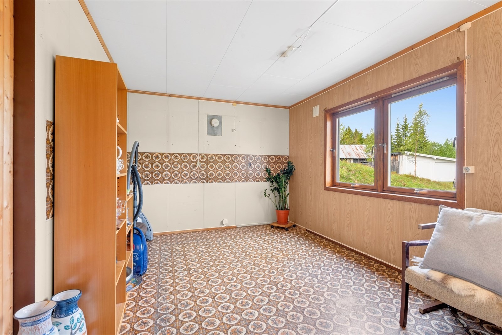 Eneboligen har totalt 5 soverom, hvor ett av dem ligger i første etasje og brukes som et oppbevaringsrom i dag. Opprinnelig gammelt kjøkken. Galleribilde