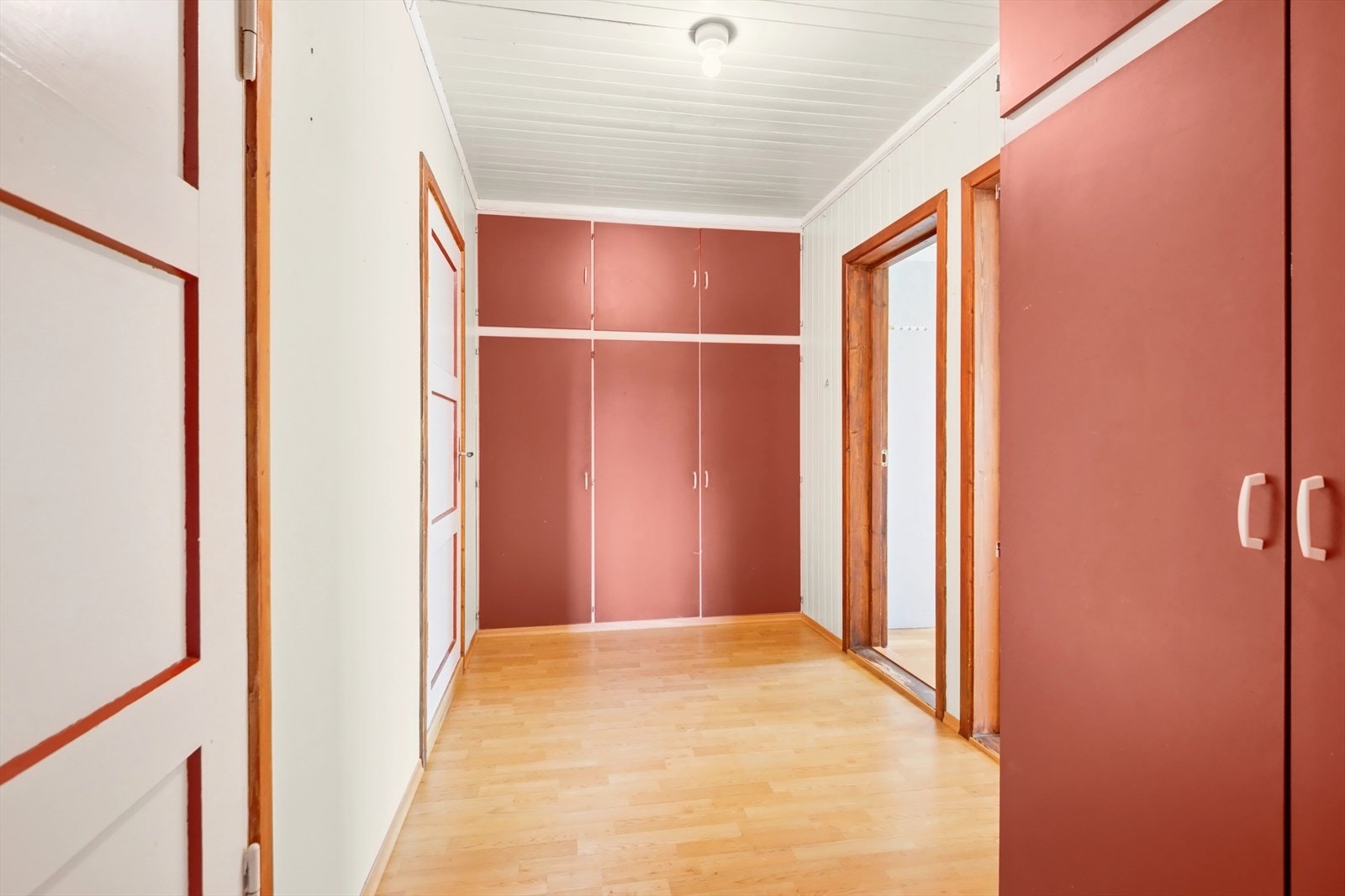 Eneboligen har rikelig med lagringsplass i boder både i eneboligen og i andre bygg på eiendommen. Galleribilde